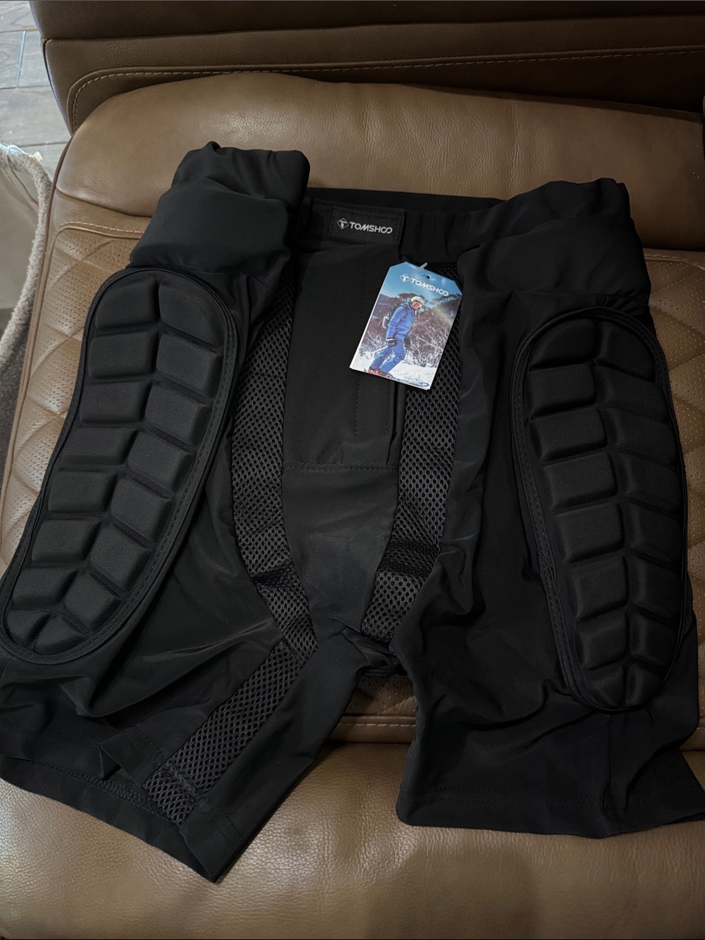 Tomshoo protective hip padded shorts